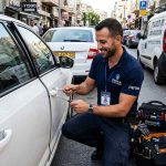 נעלתם מפתחות ברכב בחולון? המדריך המלא לפני שמתקשרים למנעולן