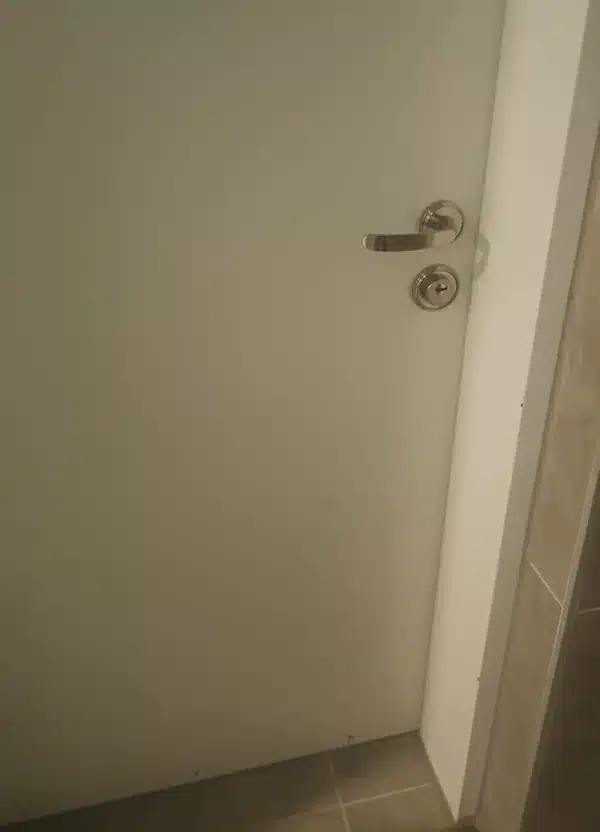 דלת כניסה סגורה אחרי החלפת צילינדר ומנעול