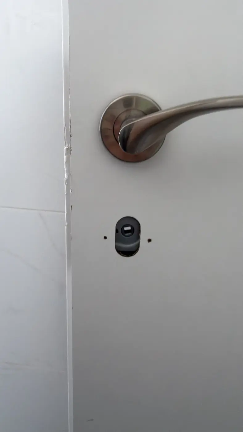 דלת פנים לבנה אחרי החלפת הצילינדר