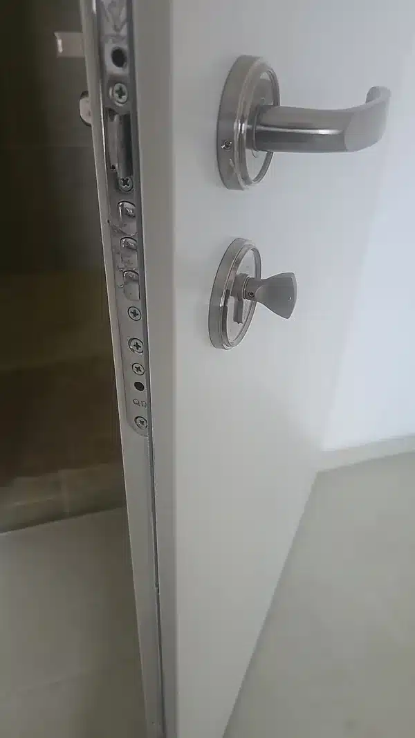כפתור סיבוב פנימי במנעול חדש ללא כניסת מפתח מבפנים