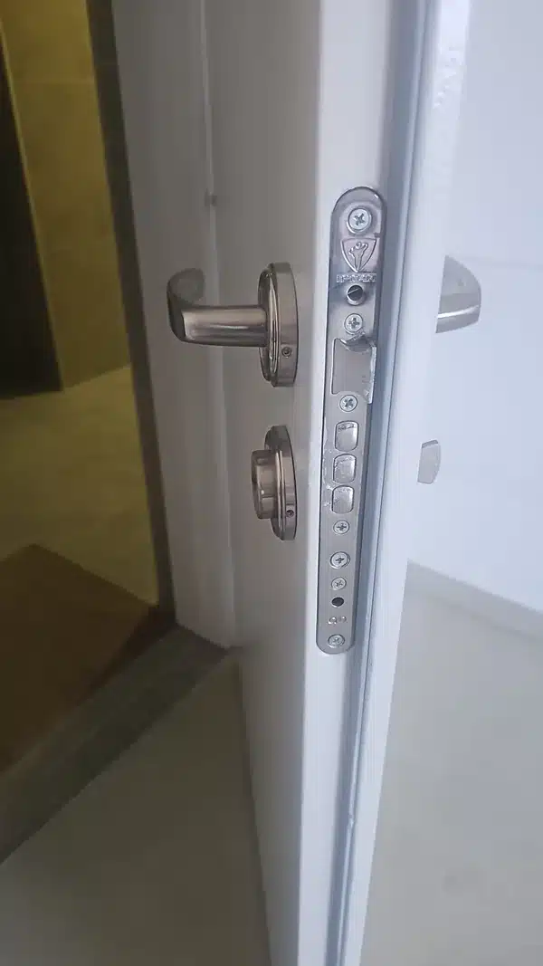 סרגל מנעול רב־בריחי אחרי התקנה עם הבריחים הבולטים וסימון היצרן