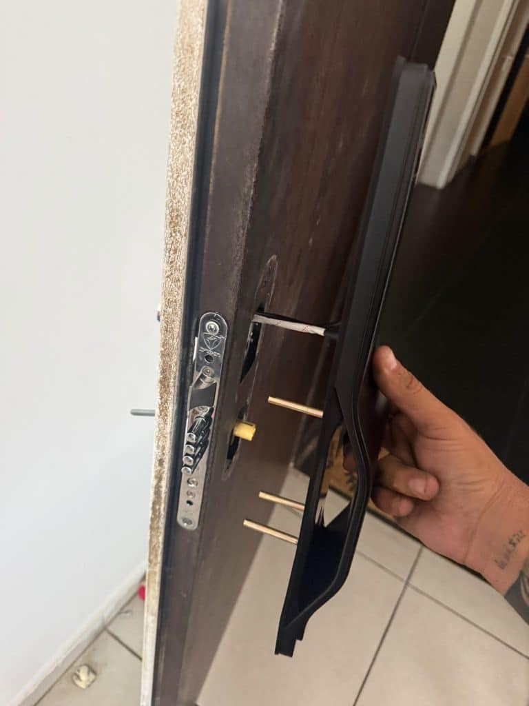 המנגנון התקול מוצא מדלת הפלדה בבית דגן על ידי חן המנעולן