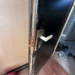 דלת במצב קשה בבת ים — תיקון במקום החלפה | מקרה מהשטח