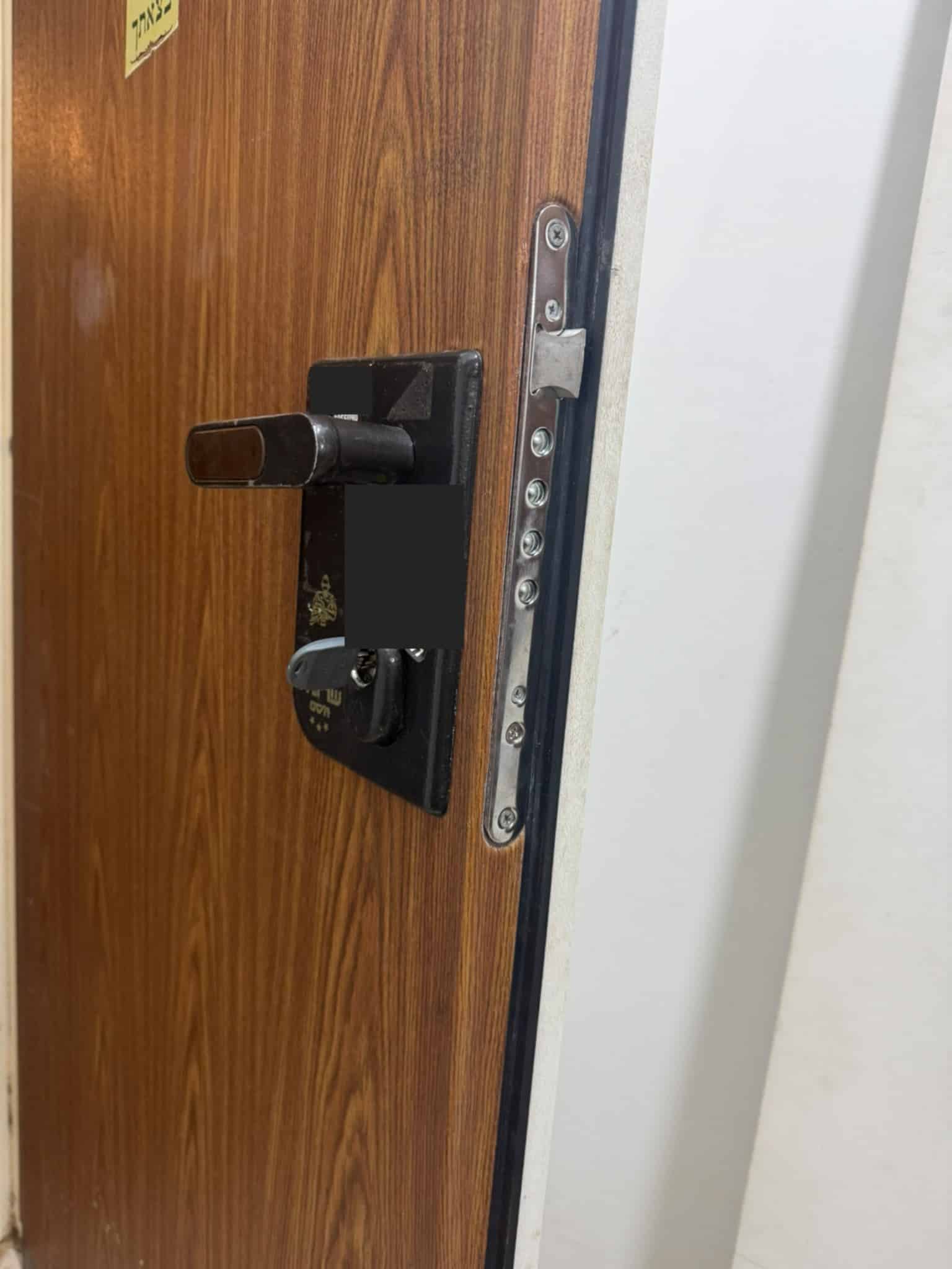 הפלדלת בסיום העבודה — ידית ומנעול חדשים פועלים