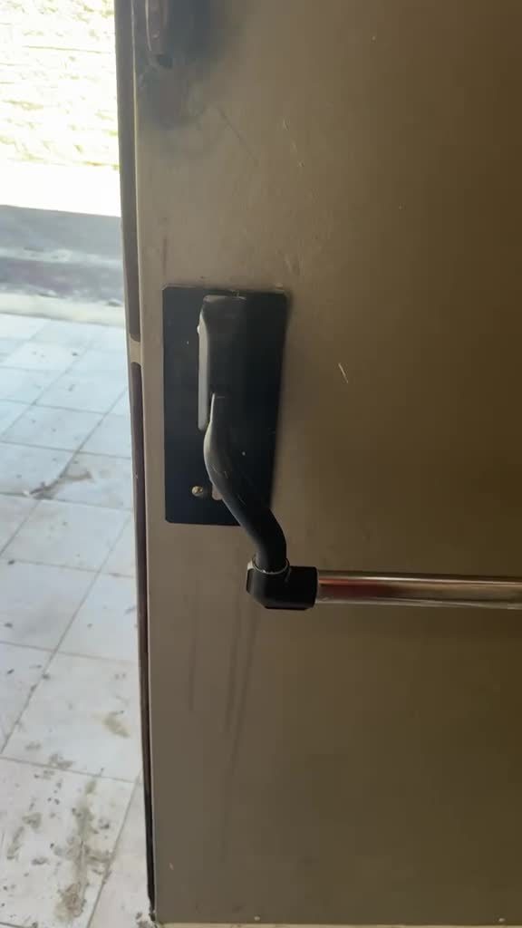 ידית בהלה Panic מותקנת בצד הפנימי של דלת חירום