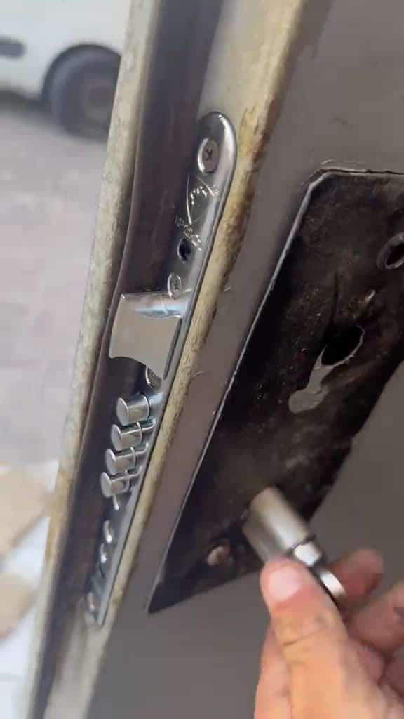 מנגנון רב נקודתי חדש בדלת חירום עם כפתור סיבוב מבפנים