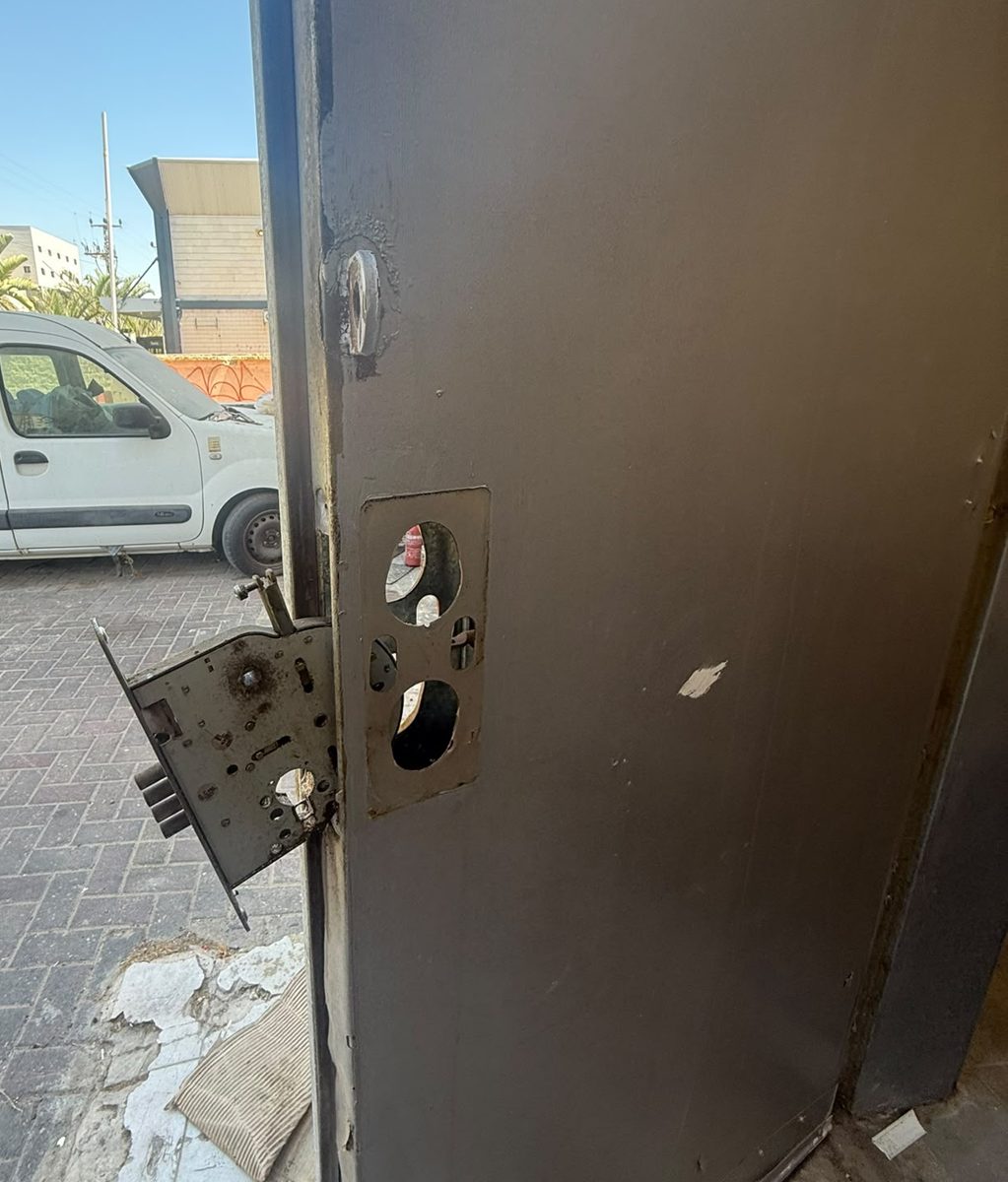המנגנון הישן שהוצא מדלת חירום פלדה באשדוד