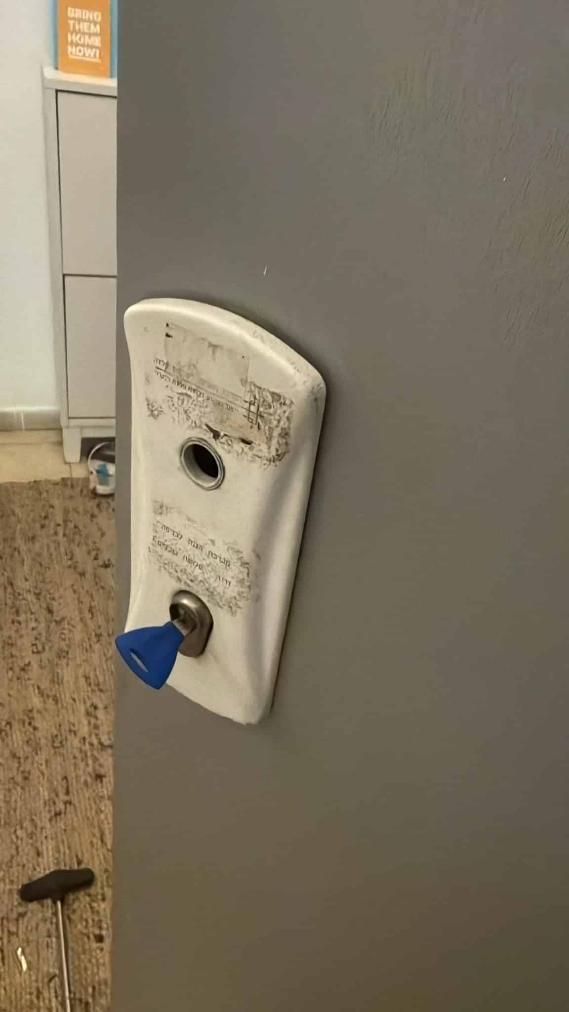 בדיקת המפתח בצילינדר החדש לפני הרכבת ידית הדלת בחזרה