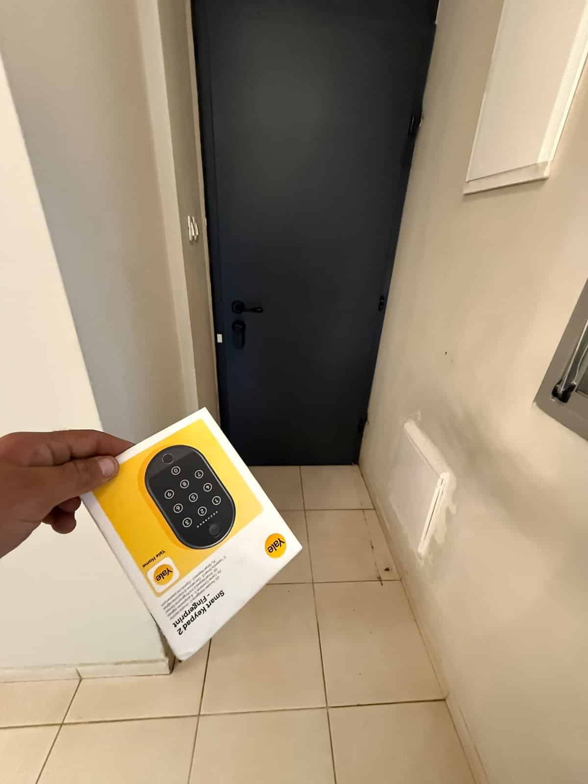 מקלדת Yale Smart Keypad 2 עם טביעת אצבע לפני התקנה בגדרה