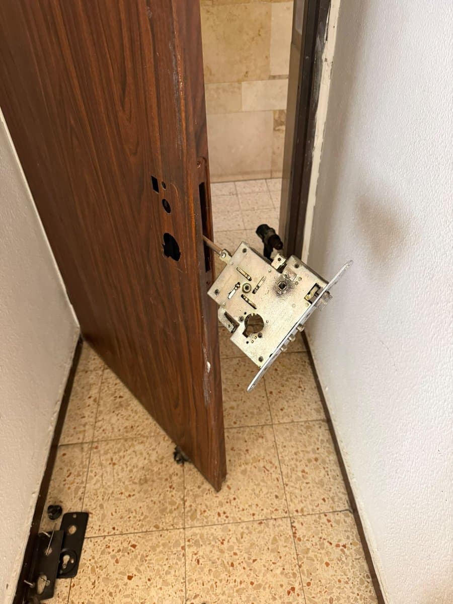 מנגנון רב-נקודתי חדש מותקן בשפת דלת הכניסה בדירה בבת ים