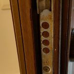 דלת כניסה שנגררת על הרצפה — מה אפשר לאבחן לבד