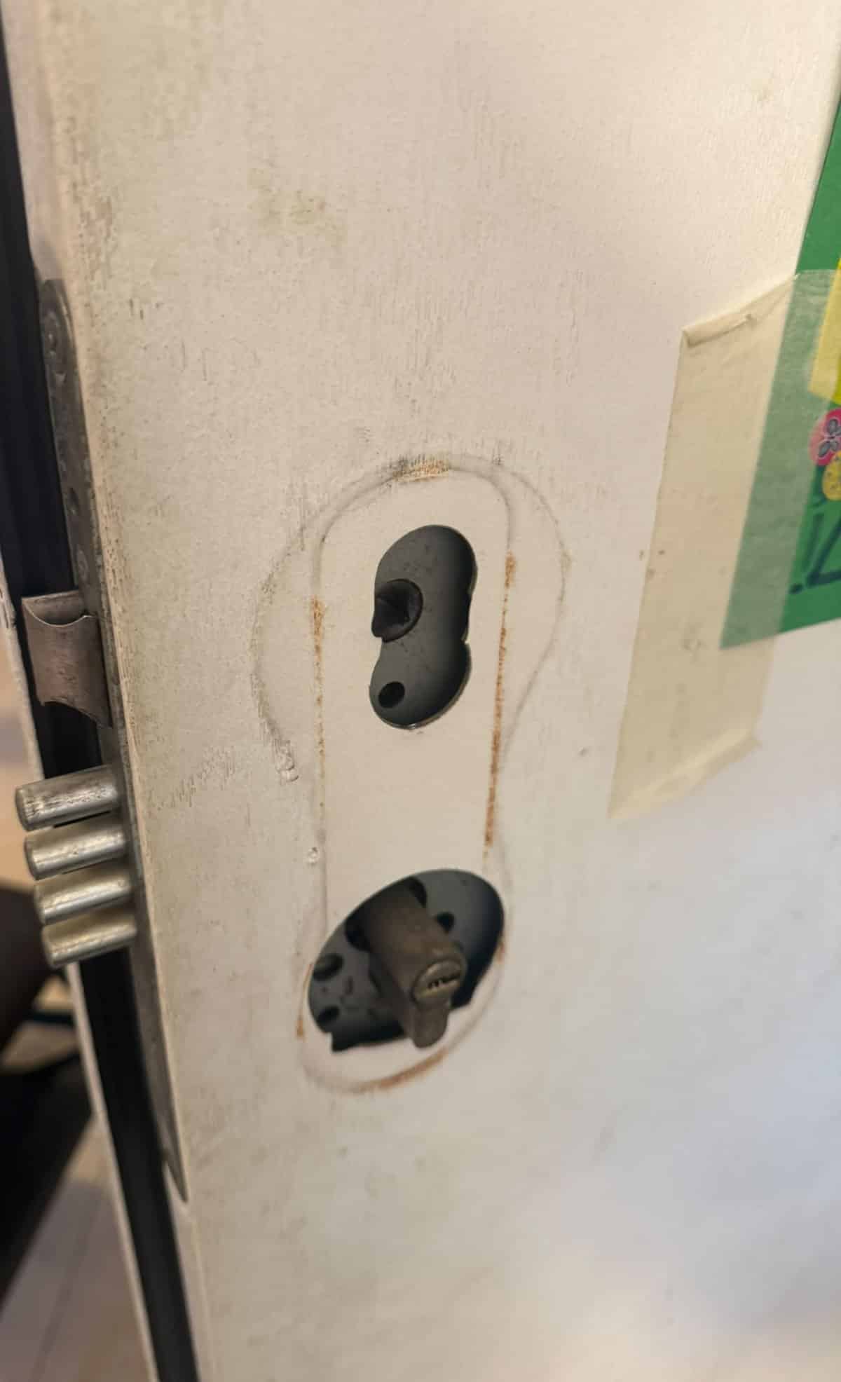 חורי הצילינדר והידית בשפת הדלת אחרי פירוק המנגנון, החלפת מנגנון בלוד
