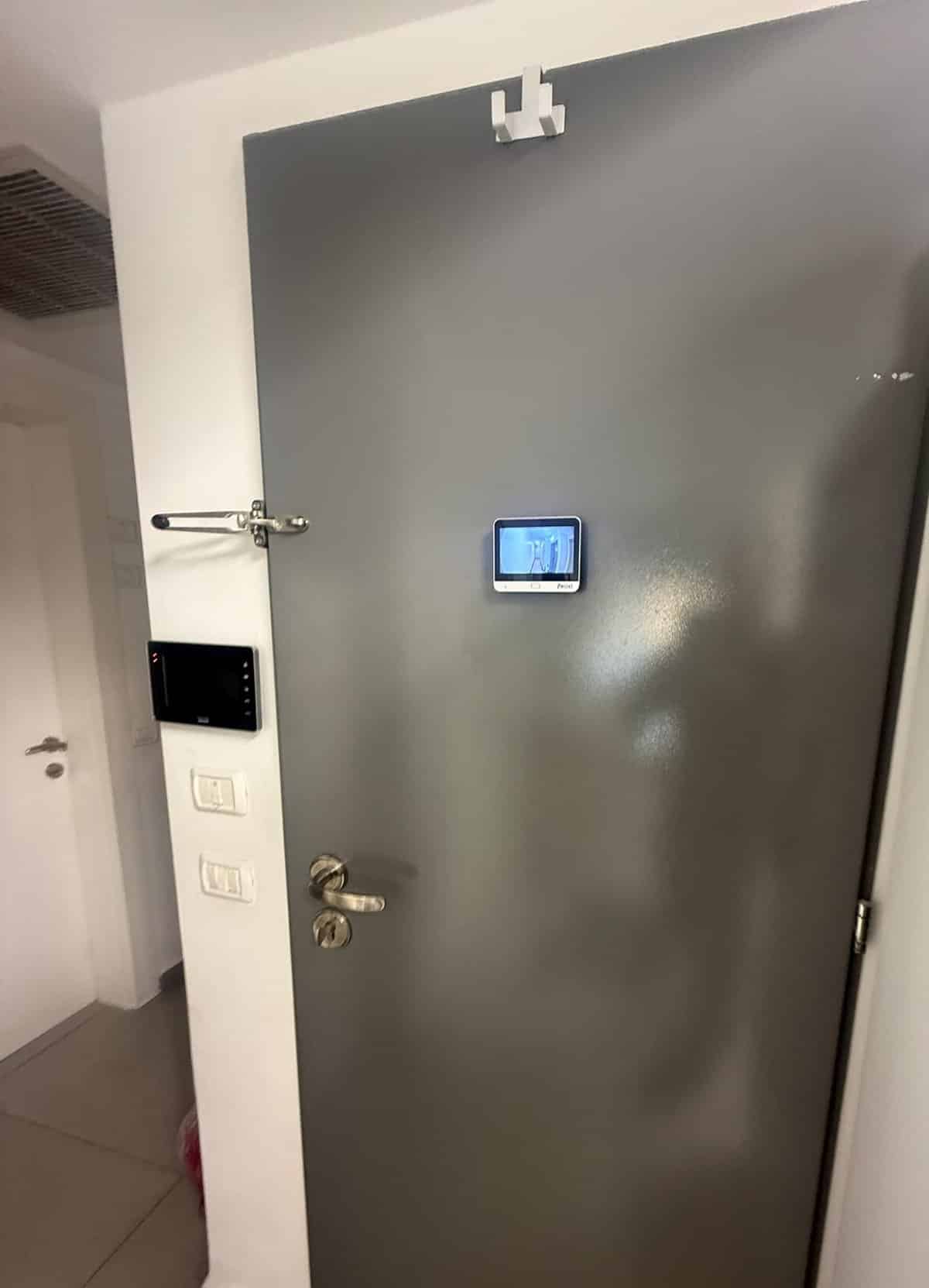 מסך העינית הדיגיטלית PROXI מותקן בצד הפנימי של דלת הכניסה ברמת גן