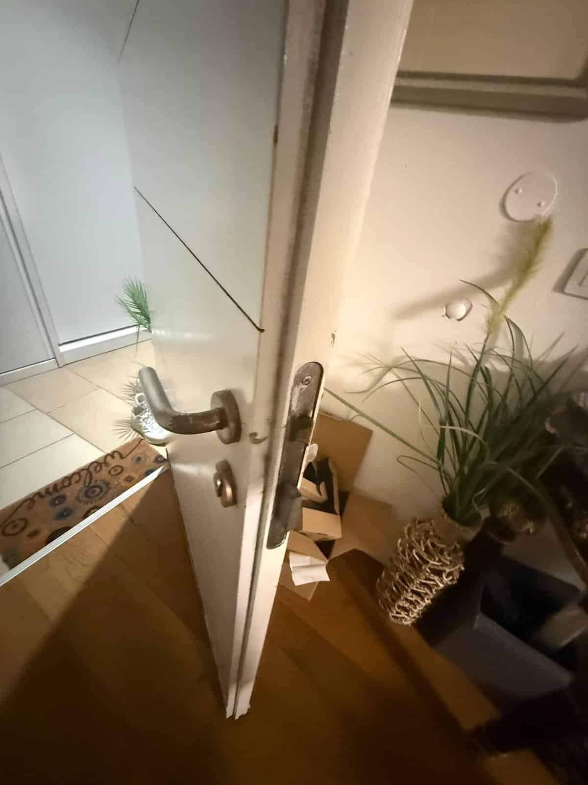 הפירזול והמנגנון הישנים בדלת הכניסה לפני המעבר למנעול חכם