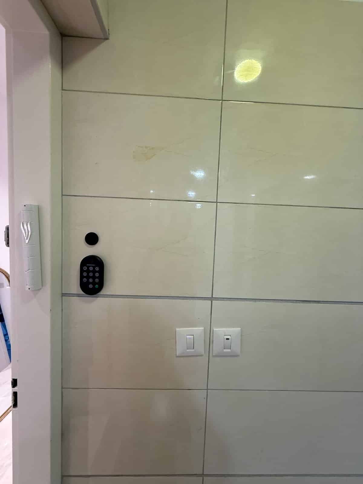 קודן טביעת אצבע מותקן על הקיר ליד דלת הכניסה ביבנה