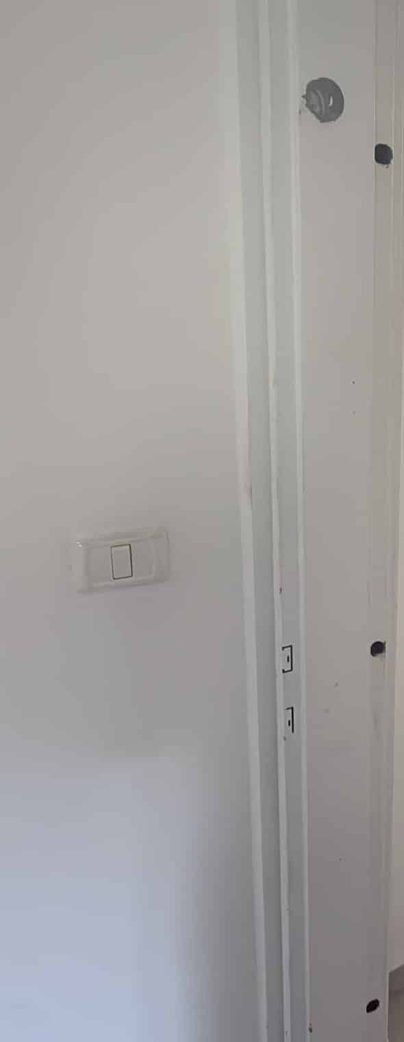 משקוף של דלת ממ״ד בבת ים עם נקודות הנעילה לאורכו