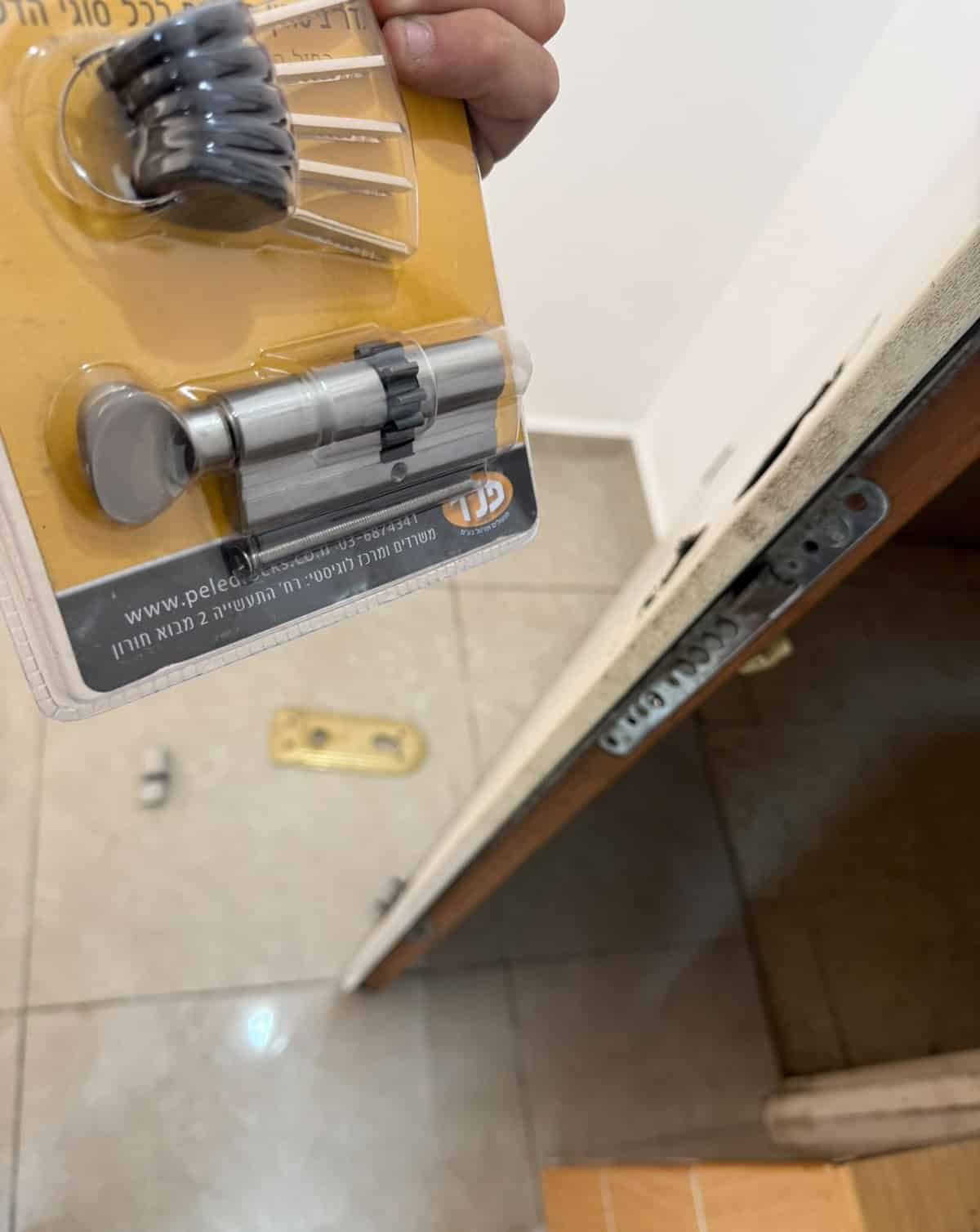 הצילינדר החדש עם הכפתור ליד שפת דלת הכניסה הפתוחה בחולון