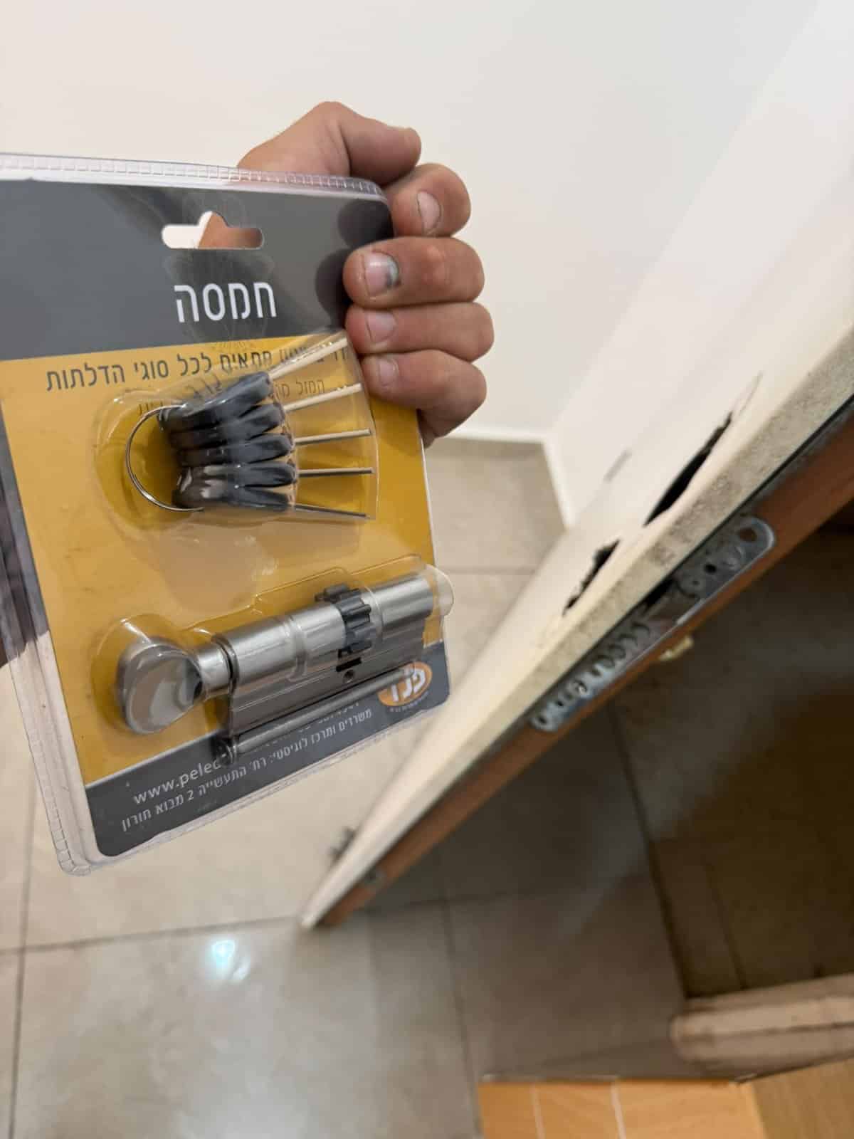 צילינדר חדש של פלד מסדרת חמסה עם כפתור, באריזה, בעבודה בחולון