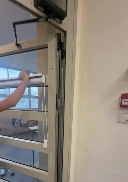 מחזיר דלת אוטומטי מותקן בראש דלת אלומיניום בגן ילדים בבאר יעקב