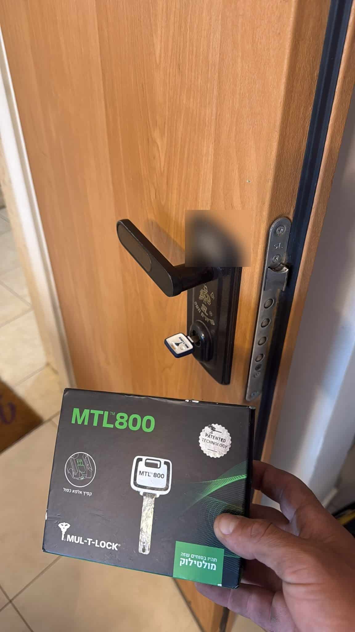 צילינדר מולטילוק MTL800 חדש מותקן בפלדלת רב בריח בהוד השרון, עם אריזת הצילינדר