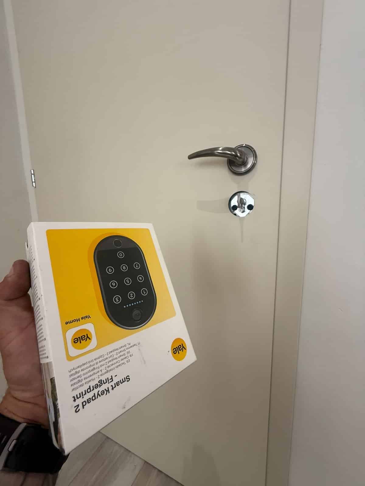 קודן Yale Smart Keypad 2 עם טביעת אצבע לפני ההתקנה ברחובות