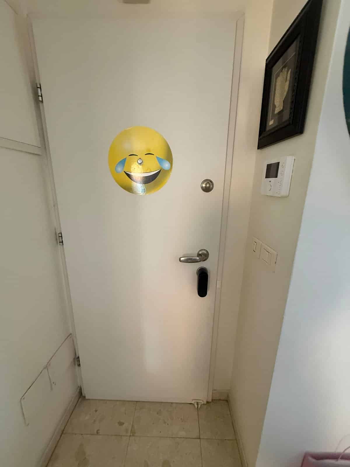 מנעול חכם Yale Linus L2 מותקן בצד הפנימי של הדלת