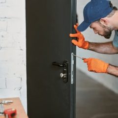 חידוש דלתות במרכז – מראה חדש בלי להחליף דלת